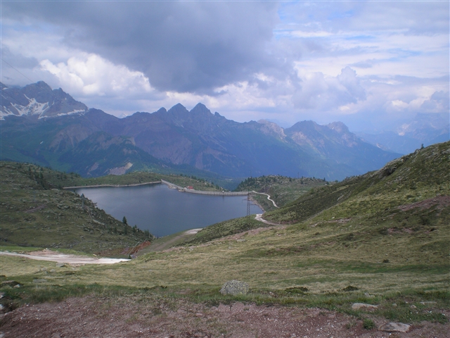 Scendendo dal col margherita verso il rifugio Larisei, tra le montagne appare in tutto il suo splendore un bellissimo laghetto!